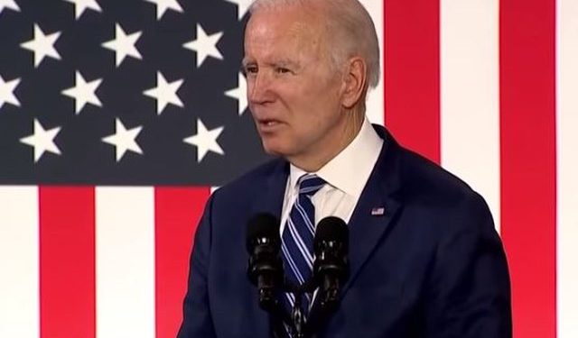 Videoja që po çmend rrjetin! Joe Biden shtrëngon duart me ‘personin’ e padukshëm