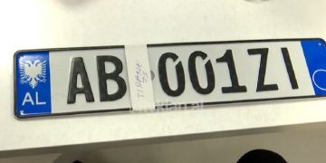 “Të fiksuar” pas targave, mbi 8200 shqiptarë i porosisin me inicialet dhe ditëlindjen