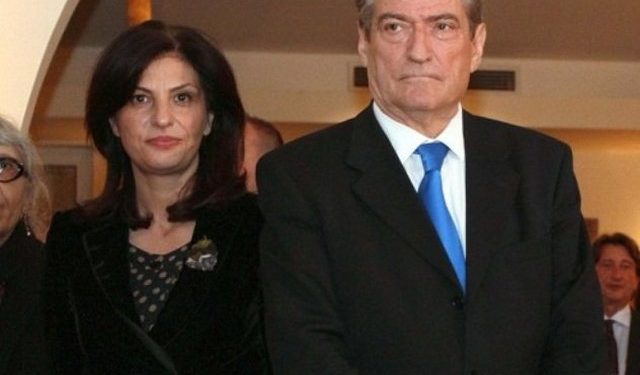 Tallja publike e Sali Berishës, me Jozefina Topallin