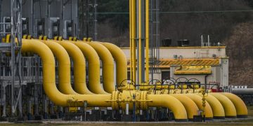 Rusia “ngrinë” polakët: Pezullon dërgesat e gazit në Poloni