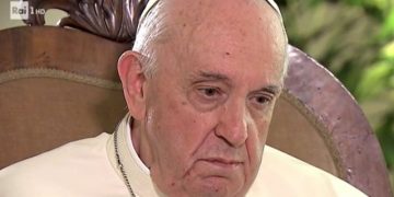 Misteri i 40 sekondave të heshtjes së Papës në TV dhe çfarë kërkoi të thoshte