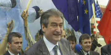 “O turinjtë përshesh ose nënën”! Ish deputeti i PD sjell kujtimet nga fushata: Zgjedhja e vështirë krah Berishës