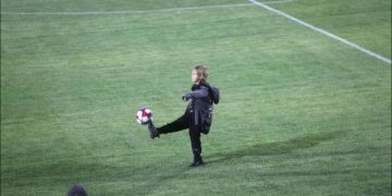 FOTO LAJM/ Zaho Rama shkelmon topin e parë në stadiumin e ri të Kukësit