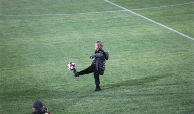 FOTO LAJM/ Zaho Rama shkelmon topin e parë në stadiumin e ri të Kukësit