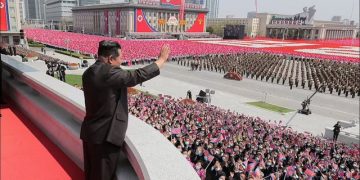 Paradë gjigante në Korenë e Veriut për të përkujtuar gjyshin e Kim Jong Un