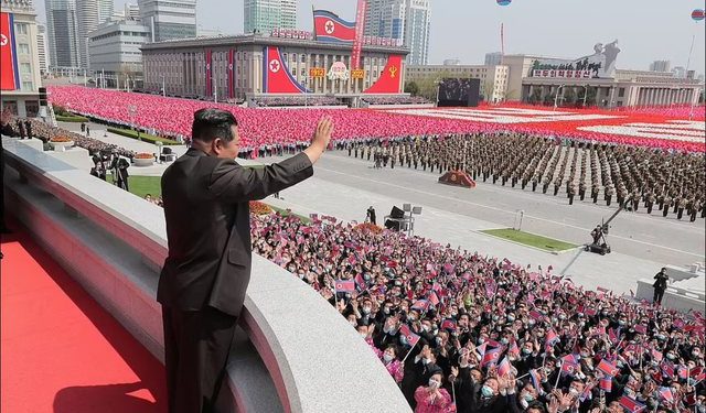 Paradë gjigante në Korenë e Veriut për të përkujtuar gjyshin e Kim Jong Un