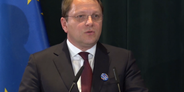 “Po talleni me Shqipërinë”! Komisioneri Varhelyi bën thirrje për durim: BE po tallet me veten jo me ju