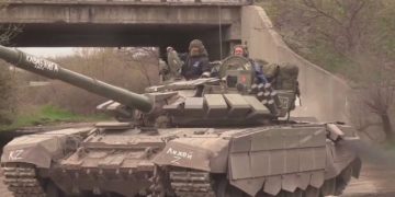 Rusët vazhdojnë bombardimet, “mbrojtësit” e Mariupolit rezistojnë: Qyteti mund të shpëtohet!