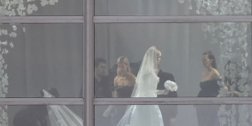 Të gjithë sytë tek ta, dalin pamjet nga dasma madhështore e djalit të David dhe Victoria Beckham, Nicola i mahnit të gjithë me fustanin e saj të nusërisë (VIDEO)