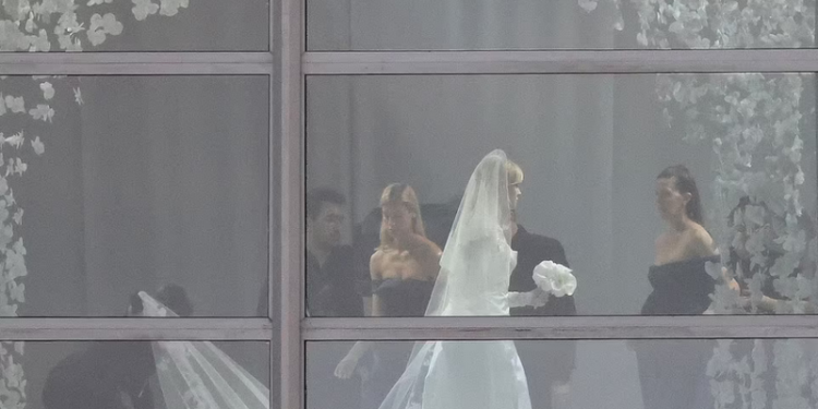 Të gjithë sytë tek ta, dalin pamjet nga dasma madhështore e djalit të David dhe Victoria Beckham, Nicola i mahnit të gjithë me fustanin e saj të nusërisë (VIDEO)