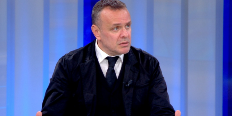 “Rrinte në bankë të parë dhe bënte pyetje specifike”, eksperti Ervin Karamuço tregon si studenti i tij i zellshëm u bë vrasës: Tani është ‘gjeneral’!