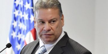 Escobar dhe zyrtari i Thesarit Amerikan: Nuk ndëshkojmë vetëm ata që kanë ikur nga pushteti, por edhe ata që kërcënojnë me destabilizimin e rajonit dhe janë të korruptuar