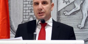 A është luftë tenderash apo ushqim social përplasja midis medias së lirë dhe Dritan Agollit?