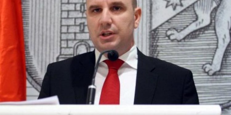 A është luftë tenderash apo ushqim social përplasja midis medias së lirë dhe Dritan Agollit?