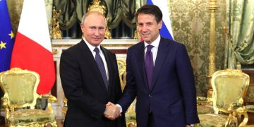 Plas skandali në Itali, ja lidhjet sekrete Conte-Putin, darka e fshehtë dhe emailet konfidenciale vendosin ish-kryeministrin në telashe serioze