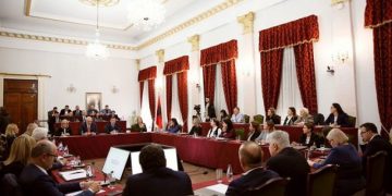 Kush është politikania e njohur?! Zbulohet emri i kandidatit më të votuar për President në zarfat sekrete të mazhorancës