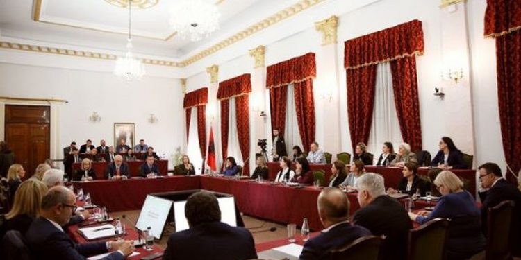 Kush është politikania e njohur?! Zbulohet emri i kandidatit më të votuar për President në zarfat sekrete të mazhorancës