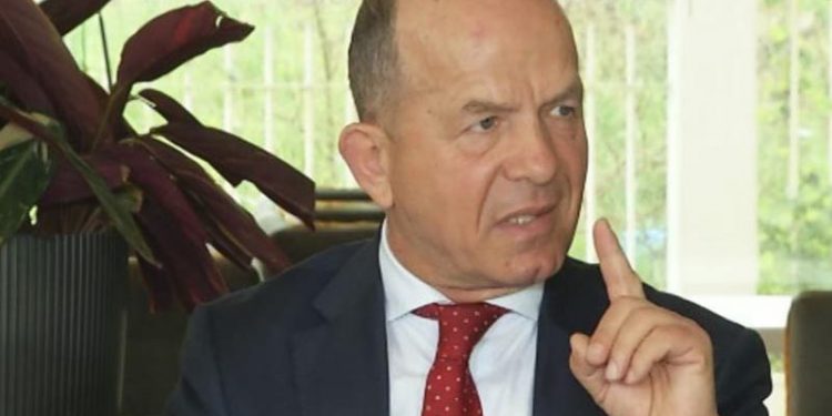 “Tallesh me mua e bën sikur je LIVE”, Arjan Çani i kërkon te tërhiqet nga kandidatura për president, Sazan Guri habit me përgjigjen e tij: Po të isha si ty, do të shikoja…