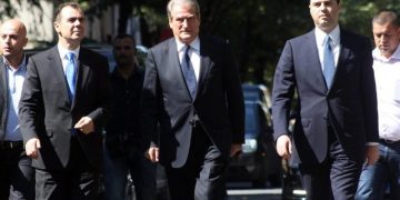 Përjashtimi i Berishës nga PD: Kur koha “dënon” dhe vetë krijuesin! Ja se ç’ndodhi në Konferencën e“Jashtëzakonshme” të 13 gushtit 1992 që damkosi selinë blu