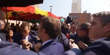 Video/ Fitoi mandatin e dytë si presindet, sulmohet Macron në Paris
