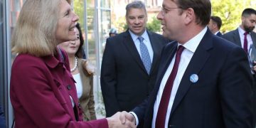 Zyrtarja e lartë e DASH dhe Escobar mbërrijnë në Tiranë: Sot takohen me deputetët anti-Berisha dhe injorojnë Metën, priten mesazh për të korruptuarit