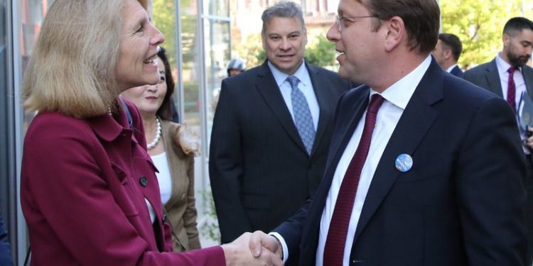 Zyrtarja e lartë e DASH dhe Escobar mbërrijnë në Tiranë: Sot takohen me deputetët anti-Berisha dhe injorojnë Metën, priten mesazh për të korruptuarit