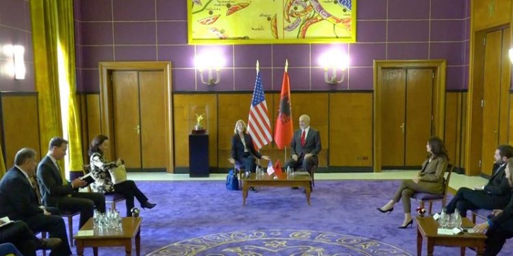 Vizita blic e drejtuesve të DASH shkund politikën shqiptare, akuzojnë Berishën për korrupsion dhe rrezik për sigurinë, amerikanët informacion të garantuar për kryefoltoristin