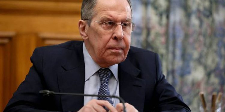 Lavrov “zë ngushtë” perëndimin: Nëse doni paqen pse po dërgoni armë në Ukrainë?