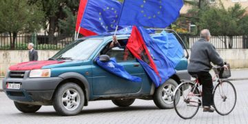 “Baza e NATO-s në Kuçovë po kthehet në një pikë strategjike”! Media franceze: Pushtimi i Ukrainës mund të përshpejtojë anëtarësimin e Shqipërisë në BE