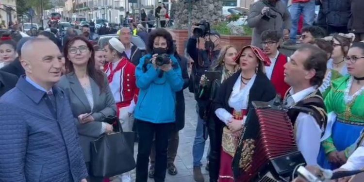 “O yll i bukur që nuk gjendesh”! Ilir Meta ia merr këngës atje ku nuk e njohin mirë…në Kalabri (Video)