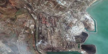 Ngrini flamujt e bardhë nëse…”! Ushtria ruse thirrje Ukrainës: Ushtarët në fabrikën e çelikut Azovstal në Mariupol të dorëzohen, do i’u garantohet jeta!