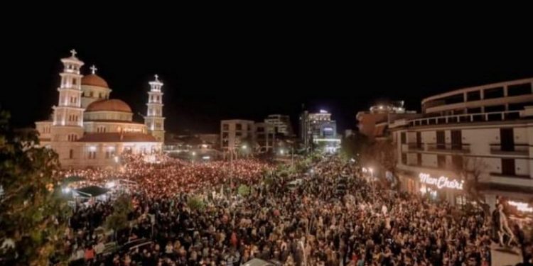 Festohen pashkët Ortodokse në mbarë vendin. Kishat mbushen plot pas dy viteve pandemi