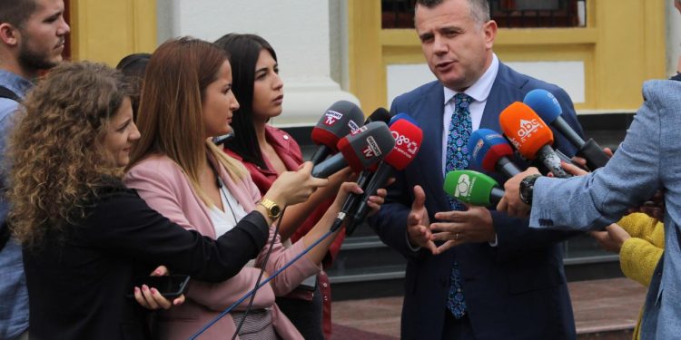 Si qëndron e vërteta e lajmit?! “Trimërohet” Balla përplaset me Ramën në mbledhjen e grupit të PS: Kërkon përjashtimin e Orlando Rakipit