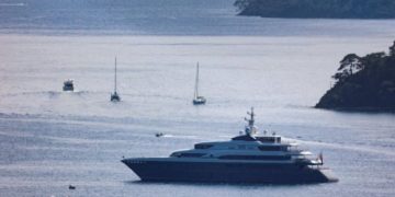 Super jahti i oligarkut rus mbërrin në ujërat turke