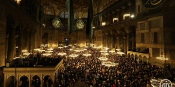 Pas 88 vjetësh, falet namazi i parë i teravisë në Xhaminë e Madhe Ajasofja (Shën Sofia) në Stamboll
