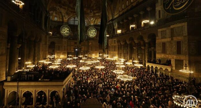 Pas 88 vjetësh, falet namazi i parë i teravisë në Xhaminë e Madhe Ajasofja (Shën Sofia) në Stamboll