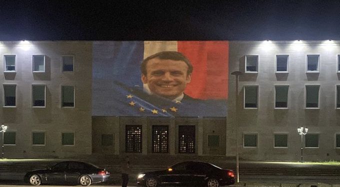 Rama poston foton: Sapo urova Macron! Uroj që së shpejti ta mikpresim në Shqipëri