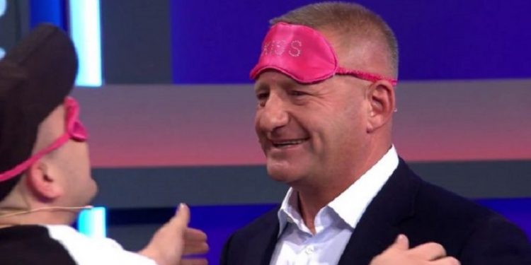 Profesioni alla shqiptarë pa asnjë diplomë “moderator” mbush ekranet: Ja cilin do shikoni si gazet-arin  e fundit!