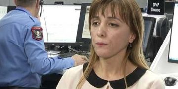 Tentoi të ndihmonte vjehrrën për tu larguar në Angli, dënohet me 5 vite burg gruaja e Arben Bilalit. Si e moshuara u vetëhelmua te varret e 3 djemve të vrarë