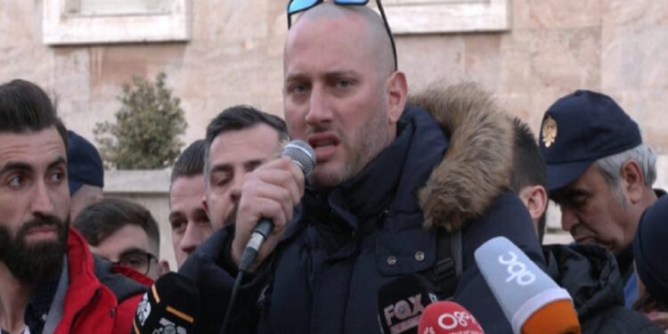 Allajbeu i Spitalit Amerikan blen Florian Binajn me paratë e tenderave që merr në qeveri. Si u gremis morali i aktorit nga simbol i protestave në prehrin e oligarkut