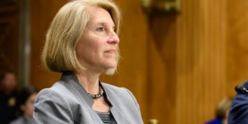 Mesazh për të sanksionuarit nga SHBA? Zyrtarja e lartë e DASH viziton Shqipërinë, ambasadorja Kim: Lufta kundër korrupsionit, e nevojshme! Ja axhenda e saj