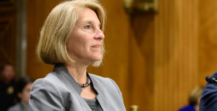 Mesazh për të sanksionuarit nga SHBA? Zyrtarja e lartë e DASH viziton Shqipërinë, ambasadorja Kim: Lufta kundër korrupsionit, e nevojshme! Ja axhenda e saj