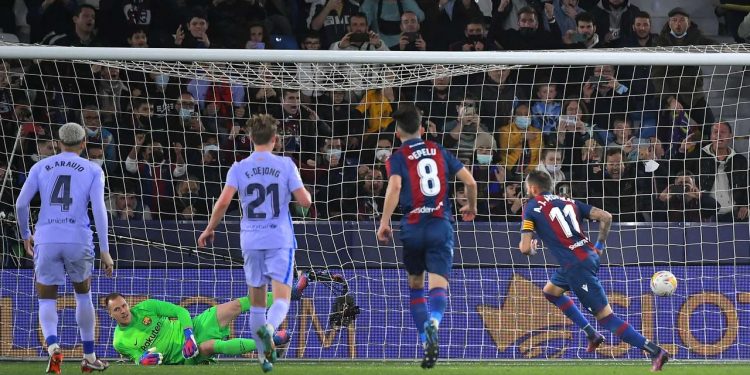 Fitore në frymën e fundit, Barcelona i falet një hollandezi në Valencia