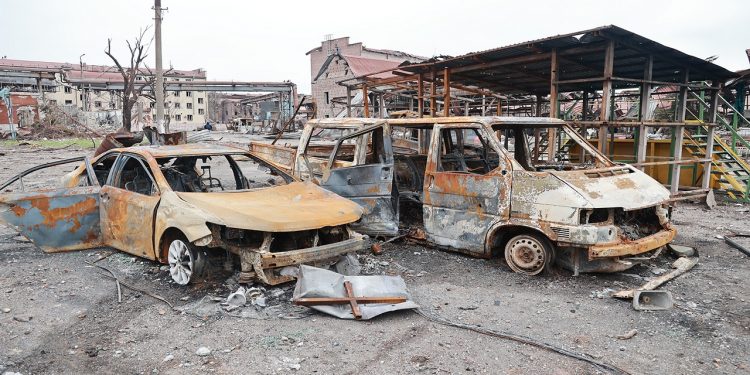 VIDEO/ Ushtarët rus shpërndajnë bukë për civilët! Ukraina: Mariupoli nuk dorëzohet! Ushtarët refuzojnë “ultimatumin”