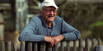 I moshuari humb jetën, mjekët e Urgjencës i gjejnë në xhep çeqe 300 mijë euro e çelësat e dy makinave