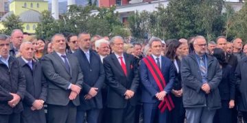 Masakra e 2 prillit në Shkodër: I akuzuar si “hjeksi” Berisha me saliarët merr pjesë në homazhe e viktimave!