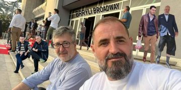 FOTOT/ Tifozët e kamufluar, që nxitën trazira në “Air Albania”