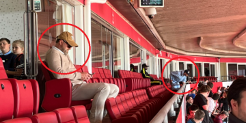 Ndarja është e dhimbshme, trajneri i Southampton ulet në një cep dhe Armando Broja shkon në tjetrin teksa po shihnin finalen