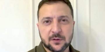 Zelensky në delir sikur të ketë fituar luftën! Falënderon Orkestrën Kalush të Ukrainës për fitoren e “dhuruar” në Eurovision