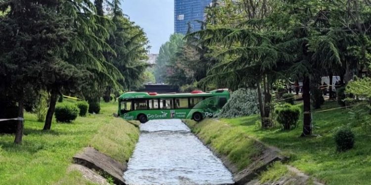 Autobusi në lumin ‘Lanë’, Veliaj sondazh në rrjetet sociale: A ta lëmë si një instalacion?